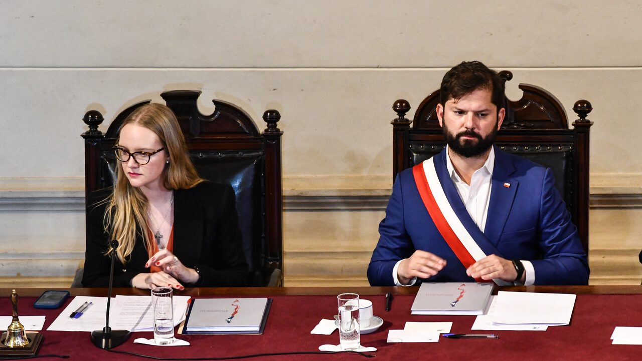 Tragedia en Coronel y migración marcan discursos de Hevia y Boric en cierre del Consejo Constitucional