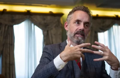 Jordan B. Peterson se prepara para lanzar su nuevo libro “Nosotros que luchamos con Dios”