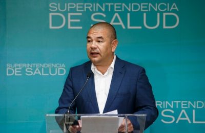 El perfil político de Víctor Torres, el superintendente de Salud que concentra las críticas por polémica restitución de Isapres
