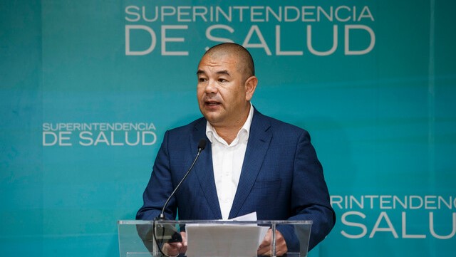 El perfil político de Víctor Torres, el superintendente de Salud que concentra las críticas por polémica restitución de Isapres