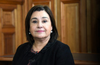 Quién es Jenny Book, la ministra en visita de la tragedia de Putre y la crisis que enfrenta el general Iturriaga