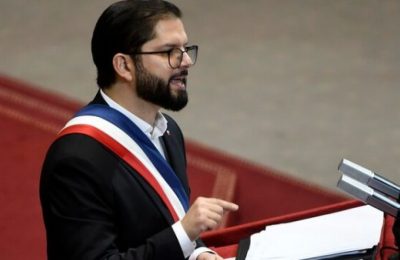 Todas las cartas sobre la mesa, cerrar los ojos y esperar el impacto. Por Kenneth Bunker