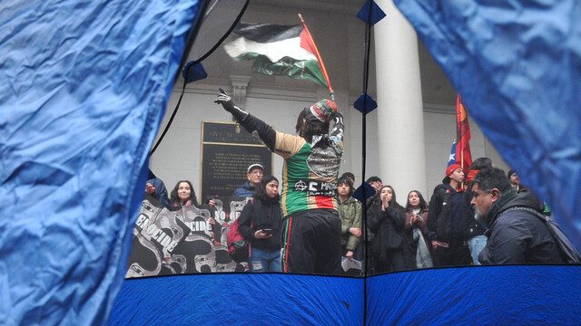 Acampe y tomas en la U. de Chile: La fuerza pública debe desalojar. Por Lucy Oporto Valencia