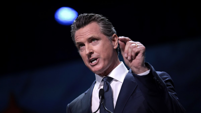 Gobernador de California asoma como favorito para sustituir a Biden, que insiste en mantener su candidatura