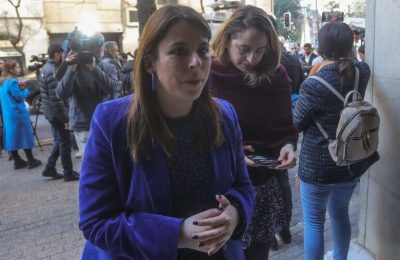 Perfil: Constanza Martínez, la candidata única para asumir la presidencia del Frente Amplio y su polémica trayectoria