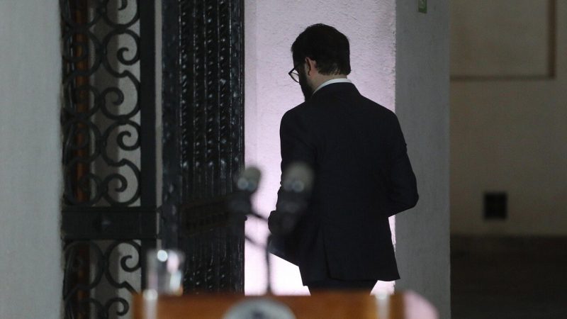 Los diálogos tarjados del pinchazo telefónico a Boric y la psiquiatra Josefina Huneeus