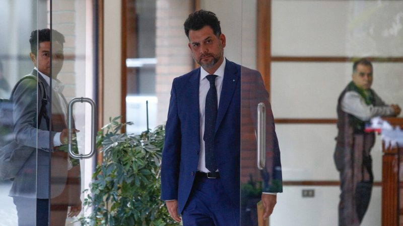 Los pasos de Jonatan Valenzuela, el abogado personal de Boric, tras conocer la denuncia contra el Mandatario