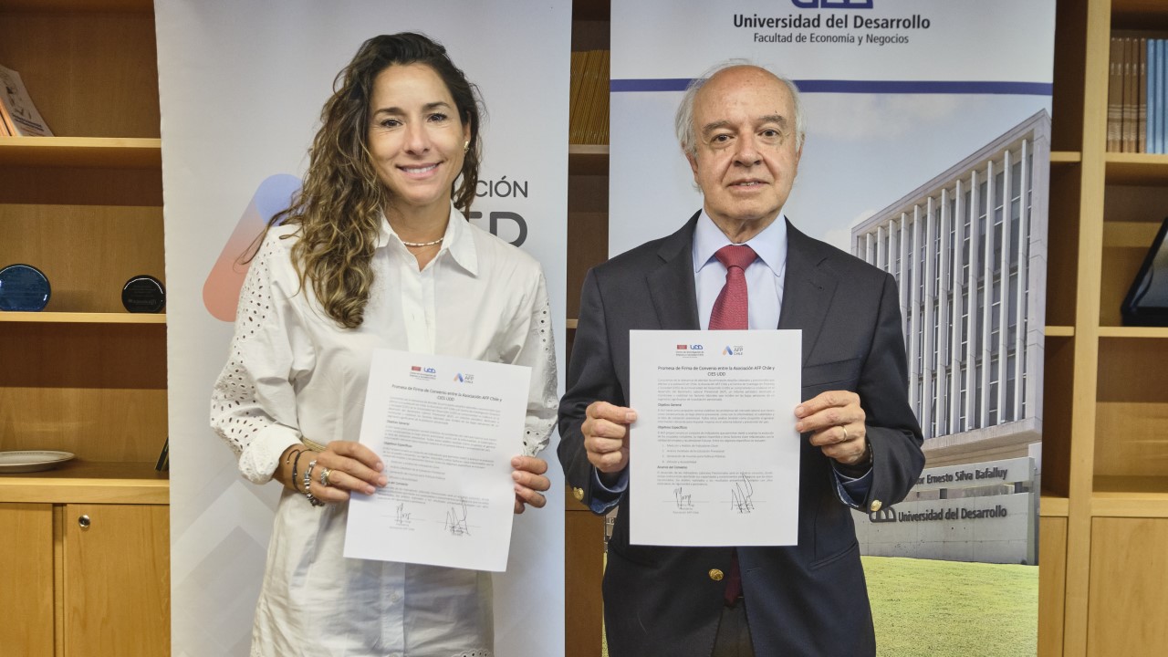 AAFP y CIES de la UDD firman convenio para impulsar nuevo Barómetro Laboral Previsional