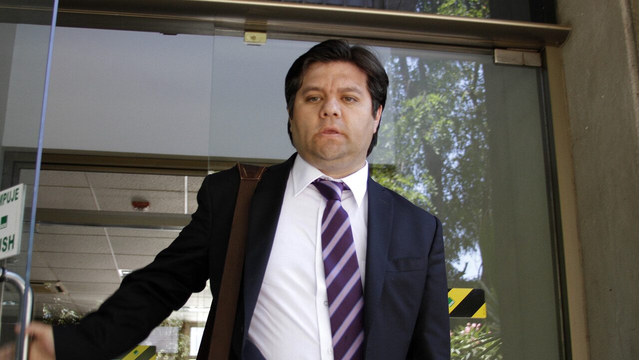 En qué está la causa del influyente ex abogado de la bancada del PS a casi 3 meses de ser denunciado (y su perfil)