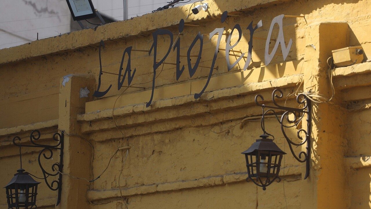 Crónica de la agonía de La Piojera, el histórico bar del Santiago antiguo