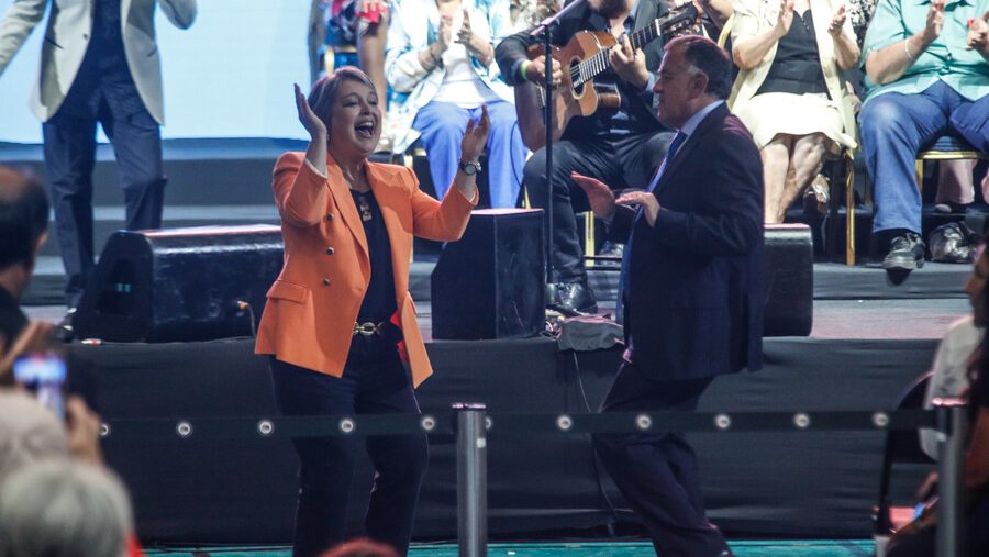El baile de Boric y Jara y el compositor José Piñera. Por Kenneth Bunker