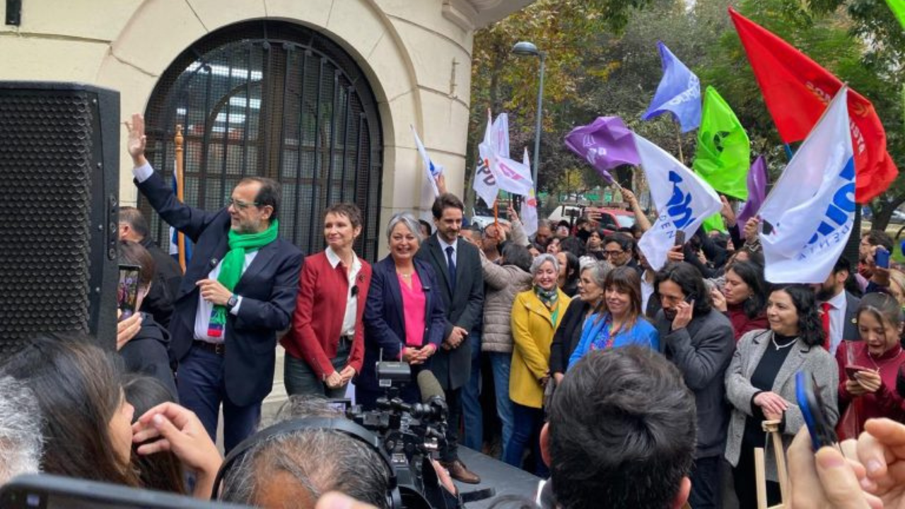 Barras bravas, batucadas y sin banderas del PS: Crónica de la inscripción a primarias del oficialismo