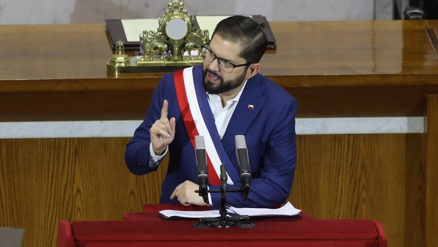 El país de las maravillas: narrativas complacientes, promesas incumplidas y objetivos rebajados. Por Kenneth Bunker