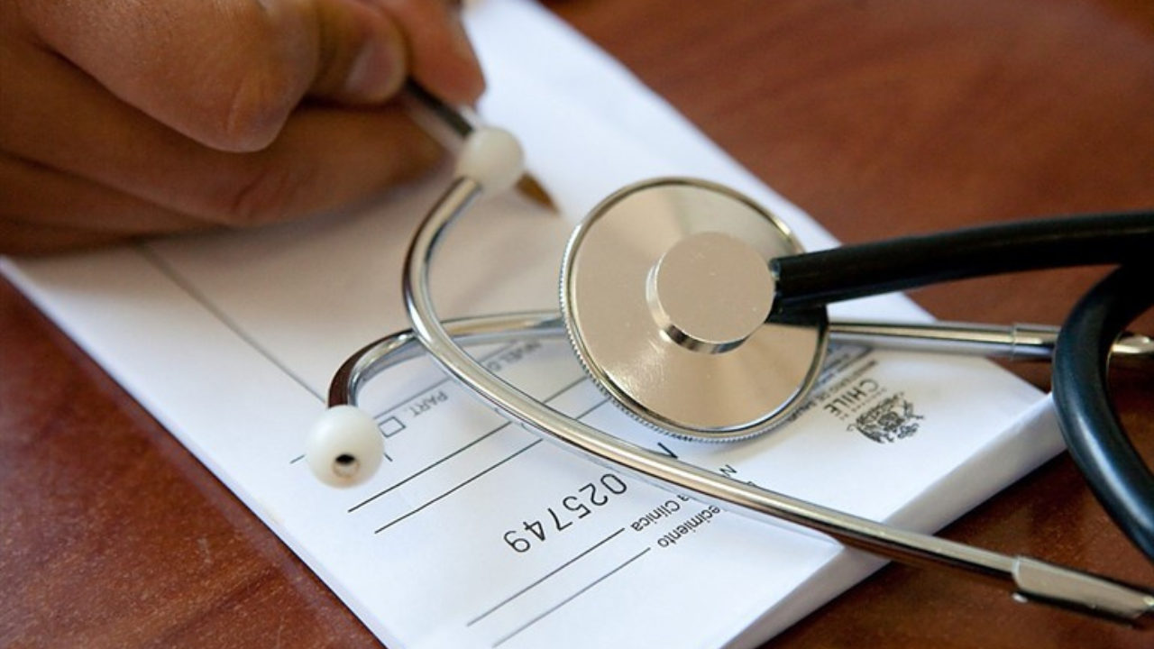 El escandaloso informe de Contraloría sobre los 25 mil funcionarios públicos que salieron del país con licencia médica