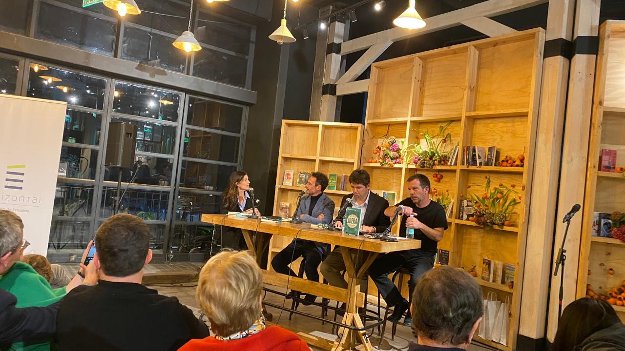 ¿Existe la derecha liberal? La noche en que Hernán Larraín Matte presentó su nuevo libro en el MUT