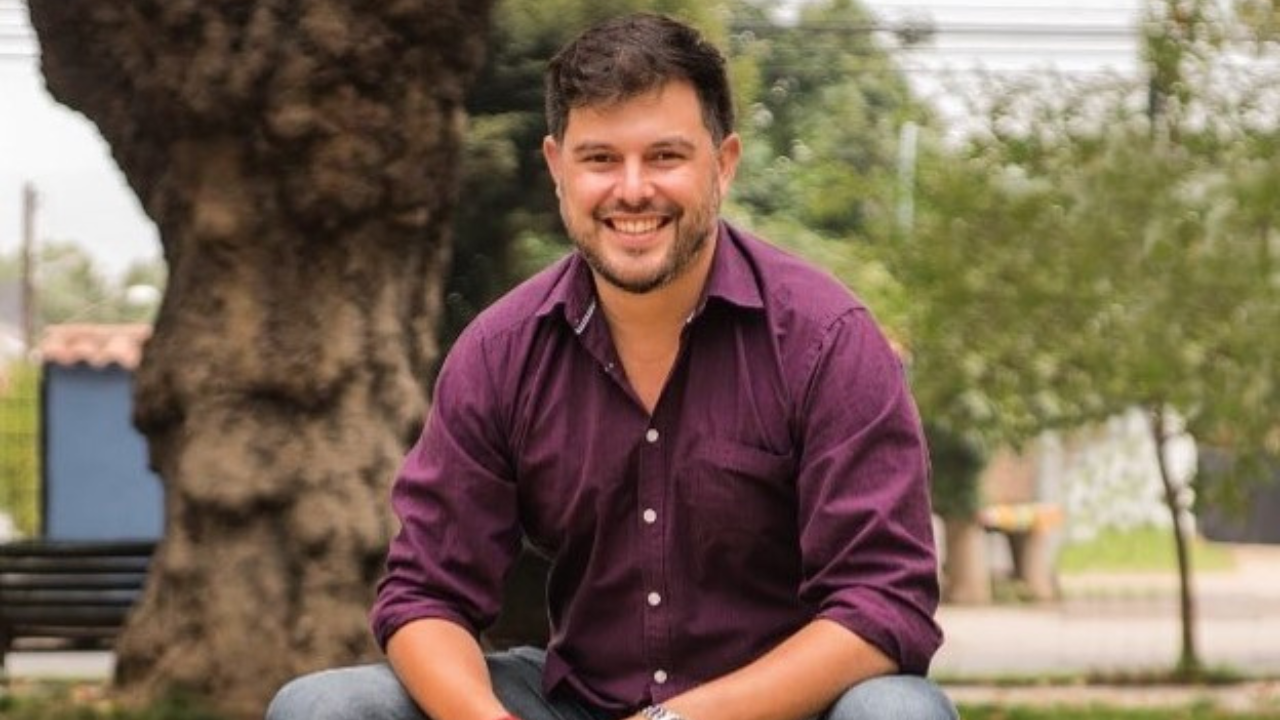 Quién es Sebastián Balbontín, la pareja de Alberto Larraín, en el centro de la trama por presunto financiamiento ilegal de campaña