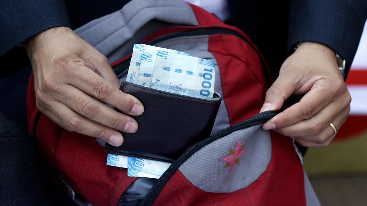 Estudio del Banco Central: Chilenos llevan en promedio $28 mil en efectivo en sus billeteras