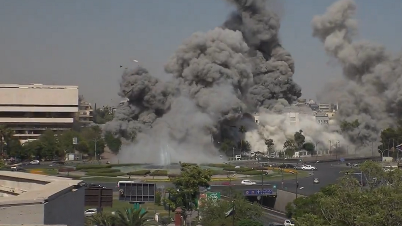 [Videos] Las impresionantes imágenes del bombardeo de Israel al cuartel general del Ejército sirio