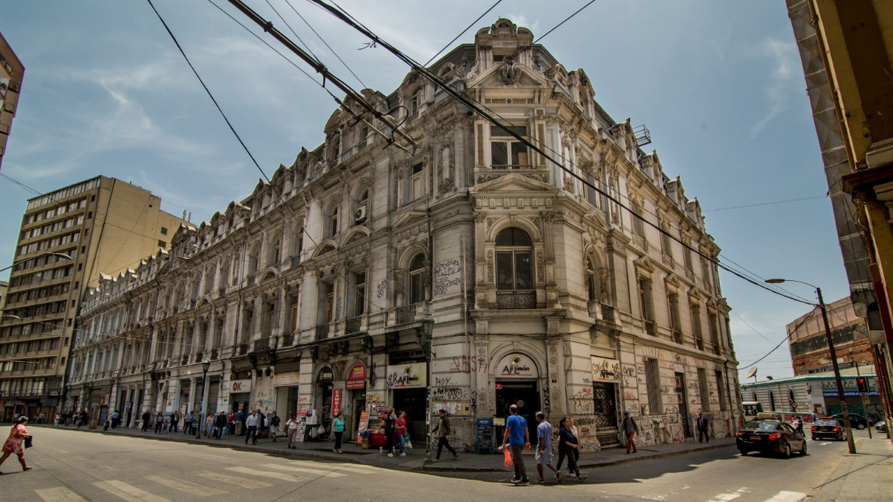El síndrome de los edificios vacíos que asola a Valparaíso y el incierto futuro del lujoso ex Hotel Royal