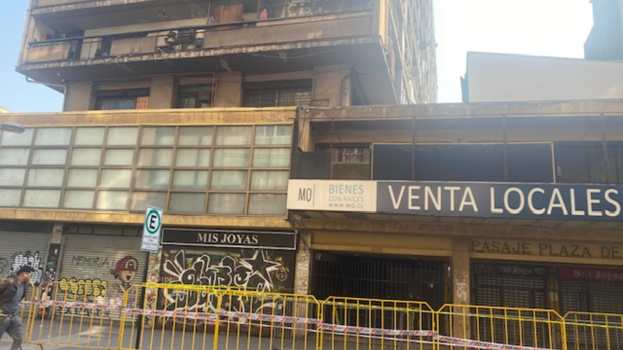 Crónica: por qué a dos semanas sigue deshabitado el edificio de Plaza de Armas que se incendió (y el decadente entorno)