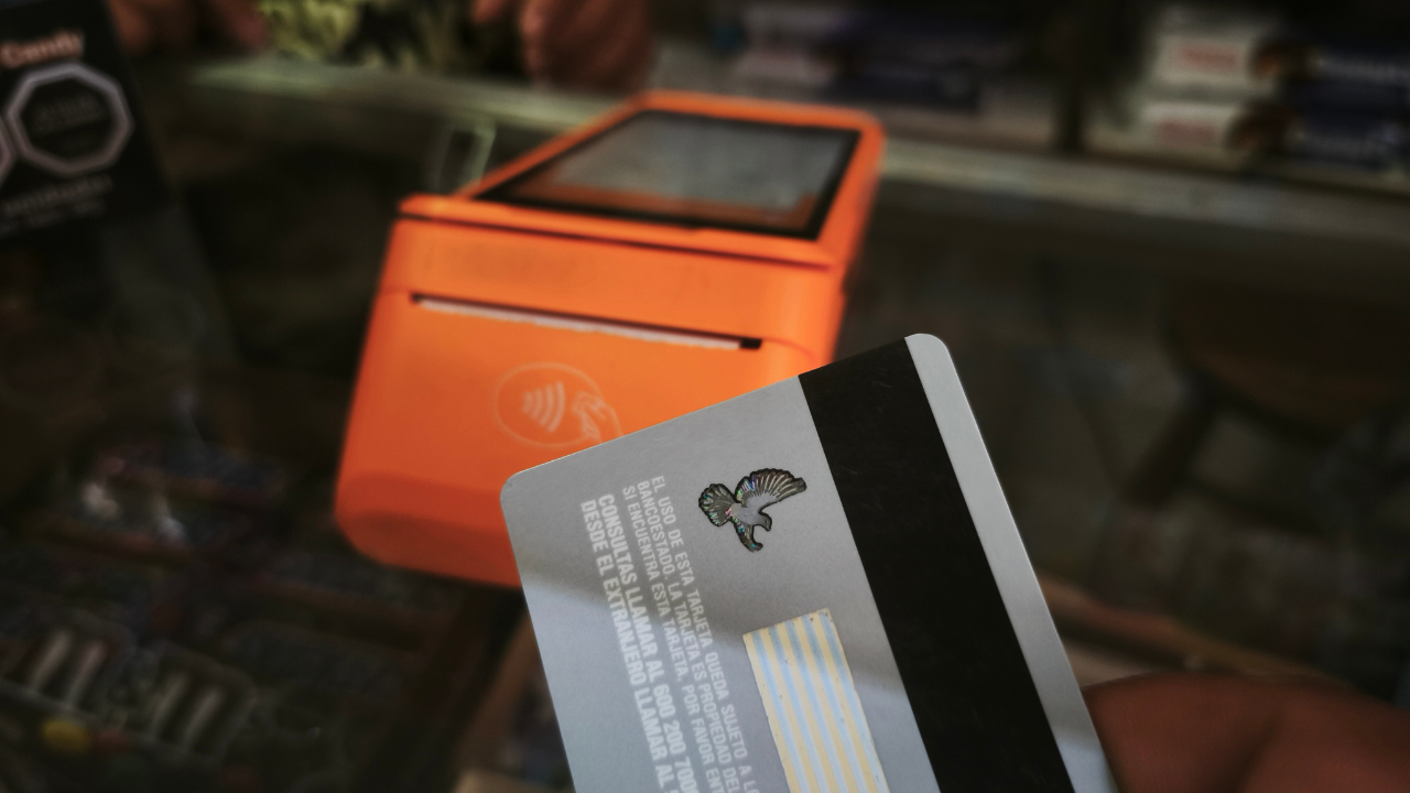 Cómo y cuándo el transporte público se podrá pagar con tarjeta bancaria