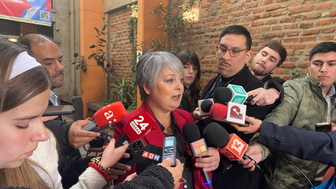 Un día en el comando de Jeannette Jara: “Lo más probable es que la segunda vuelta sea entre Kast y yo”