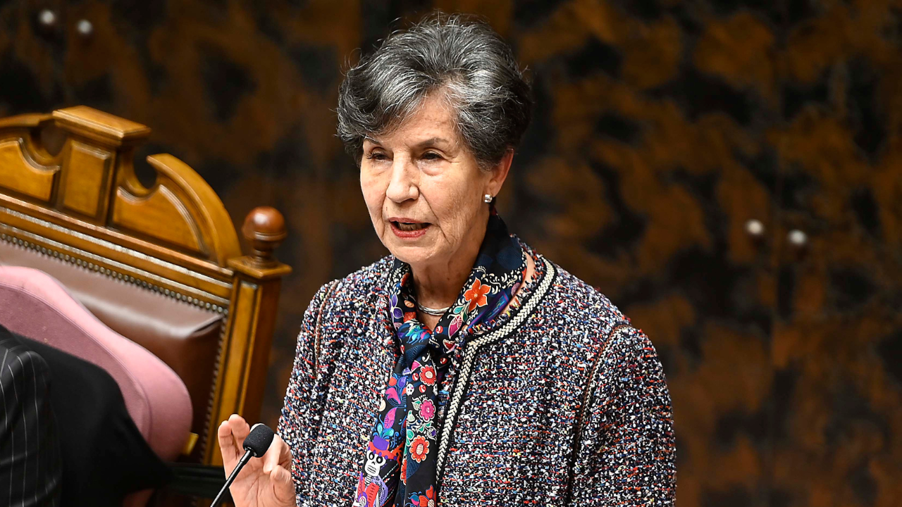 Casa de Guardia Vieja: Los chats del ex jefe de gabinete de Isabel Allende en que ejerce una fuerte presión sobre Contraloría