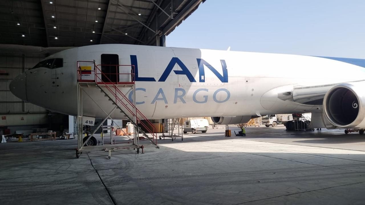 Cómo fue el repintado del último avión con la emblemática imagen de LAN
