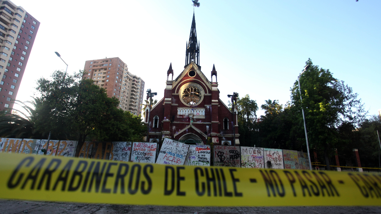 La herencia maldita del 18/O: La Iglesia de Carabineros quemada el 2020 sigue en ruinas, salvo su fachada