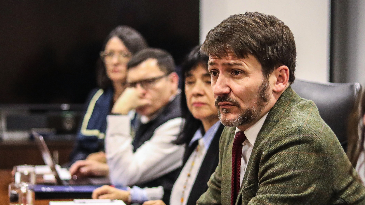 Cuentas de la luz: El grave error de cálculo de la CNE que tiene contra las cuerdas al ministro Pardow