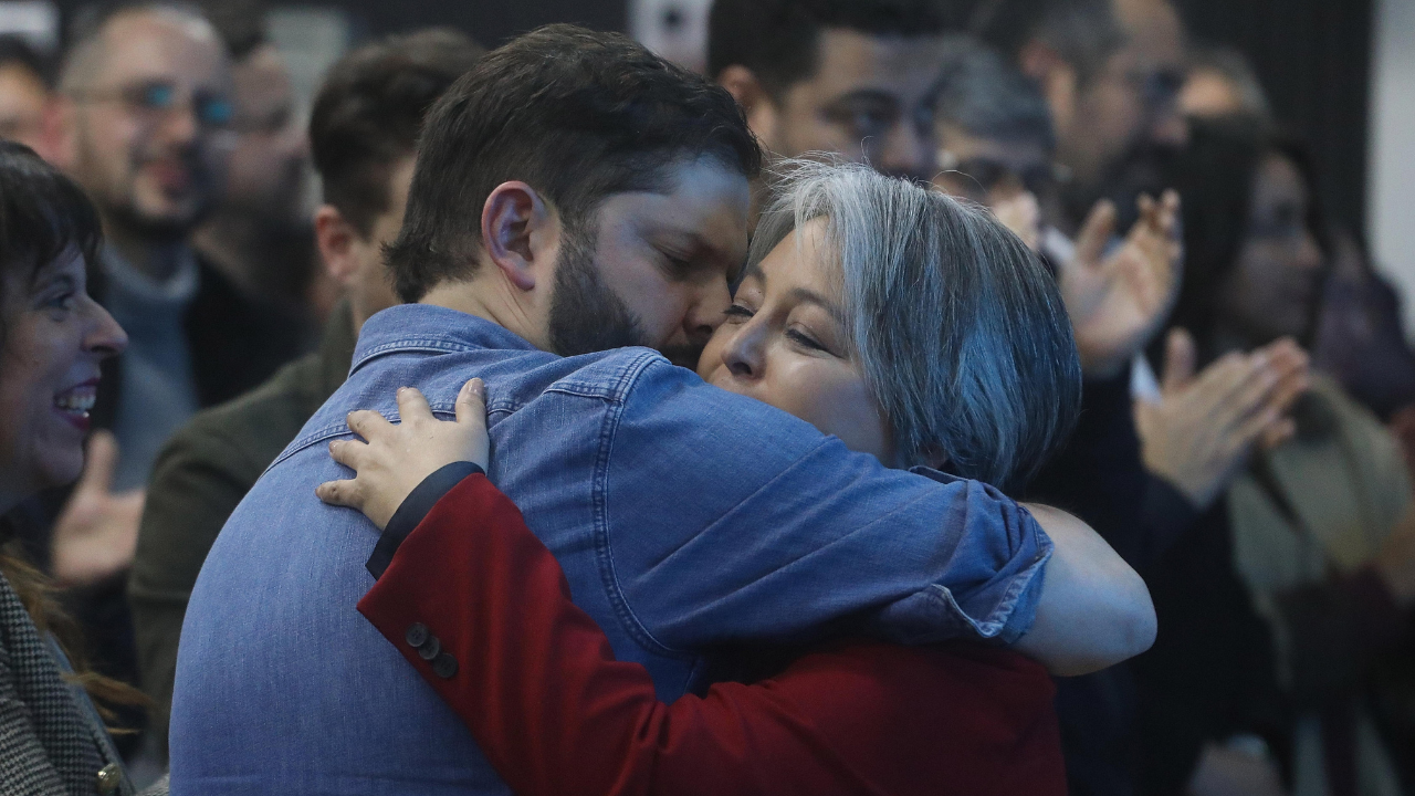 El abrazo del oso de Boric a Jara. Por Ignacio Imas
