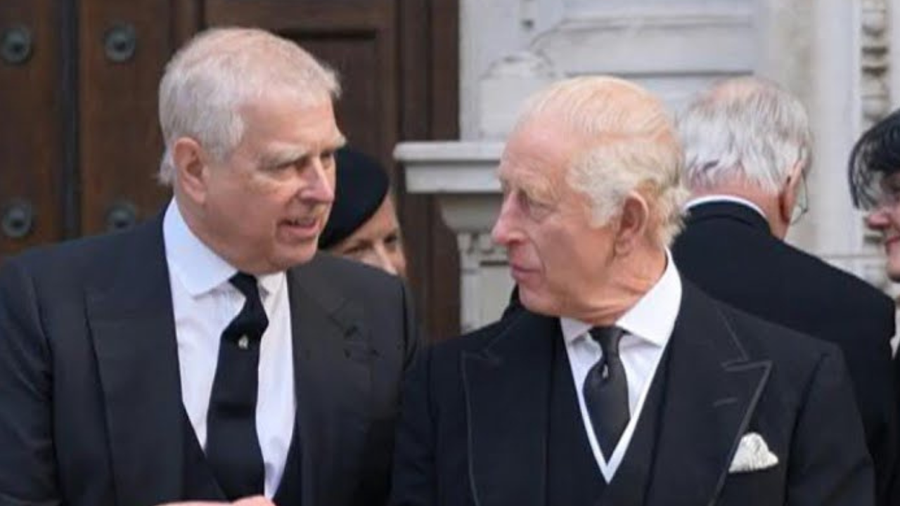 Qué hay detrás de la decisión del Rey Carlos de despojar de su título de príncipe a su hermano Andrés (y echarlo de la mansión donde vive)