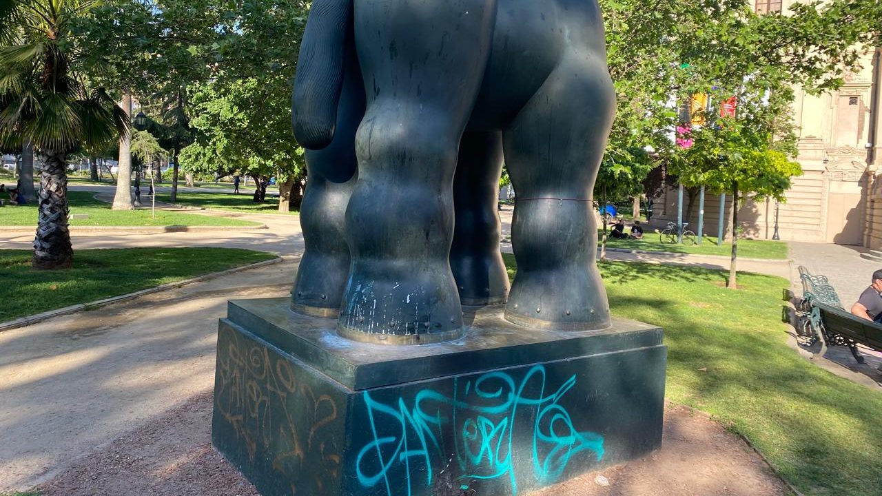Las estatuas vandalizadas del Parque Forestal: caballo de Botero con grafitis, Bach con un ojo rojo y Colón sin cabeza