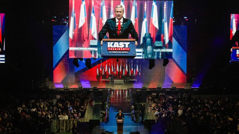 Kast da muestra de fuerza en masivo cierre de campaña e incluye alcaldes de Chile Vamos