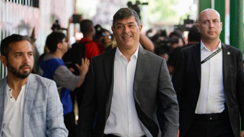 Parisi vota apuntando contra Kaiser y la disputa entre ambos por electores “anti-establishment”
