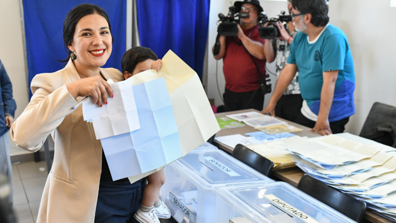 La llegada de Karol Cariola (PC) al Senado tras sus golpes políticos y judiciales