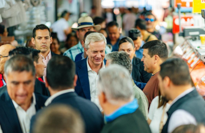 Aplausos y pifias: La accidentada visita de José Antonio Kast al barrio Franklin