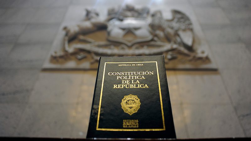 La elección presidencial y la Constitución que resistió las peores veleidades. Por Sergio Muñoz Riveros