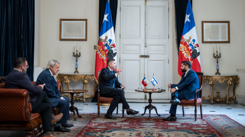 Trasfondo de un acto protocolar simbólico: embajador de Israel presenta sus credenciales a Boric en La Moneda