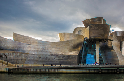 8 edificios emblemáticos que reflejan la poderosa obra del fallecido arquitecto Frank Gehry (1929-2025)