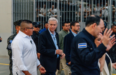 Cómo es la megacárcel de Nayib Bukele que visitó José Antonio Kast en El Salvador