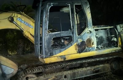 Violencia en toma de San Antonio: Queman retroexcavadora y lanzan molotovs en inicio de desalojo