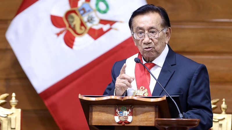 Quién es José María Balcázar, el juez y congresista que asume la Presidencia interina de Perú en medio de la crisis política