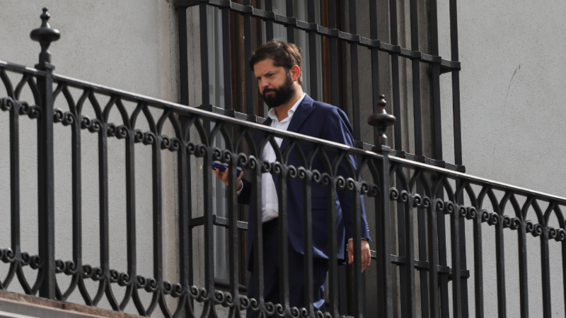 Cable chino: Boric entrega nueva versión que contrasta con hechos y fechas (y su modus operandi similar al caso Monsalve)