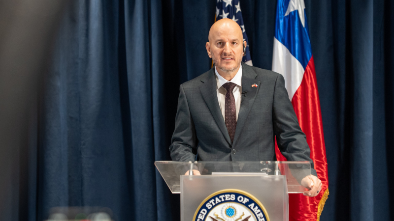 Congreso de EE.UU. afirma que embajador Judd derribó proyecto astronómico chino en Chile