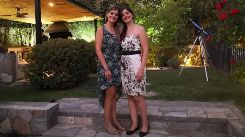 La hermana “chilena” de la Presidenta electa de Costa Rica: “Su valentía será clave”