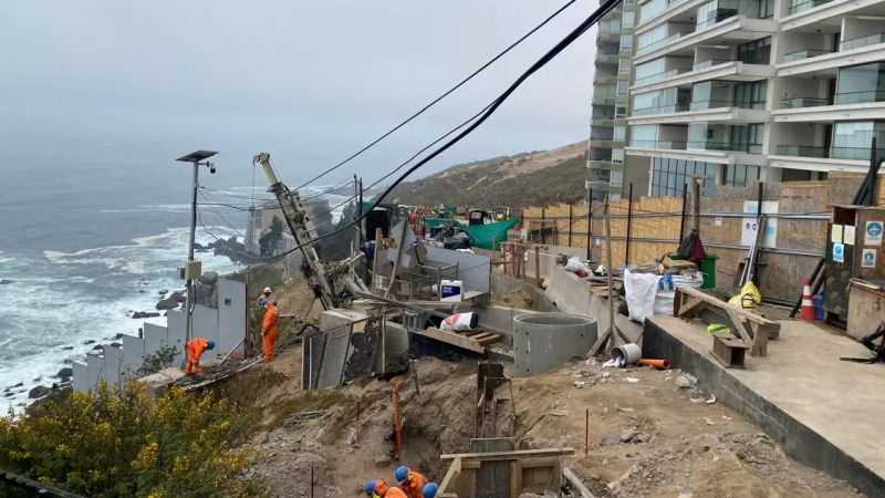 Crónica: vecinos de las dunas de Reñaca no confían en arreglos por socavón y departamentos siguen semivacíos