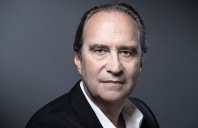 Quién es Xavier Niel, el magnate francés detrás de la compra de Telefónica en Chile (y sus vínculos con Bezos y Macron)