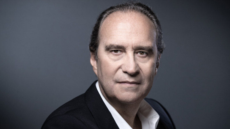 Quién es Xavier Niel, el magnate francés detrás de la compra de Telefónica en Chile (y sus vínculos con Bezos y Macron)