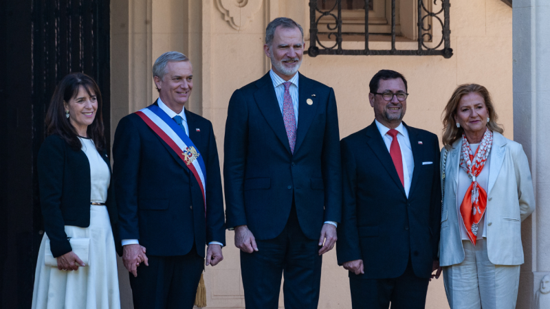 El homenaje de Kast al Rey de España y su contraste con el impasse en el cambio de mando de Boric de 2022